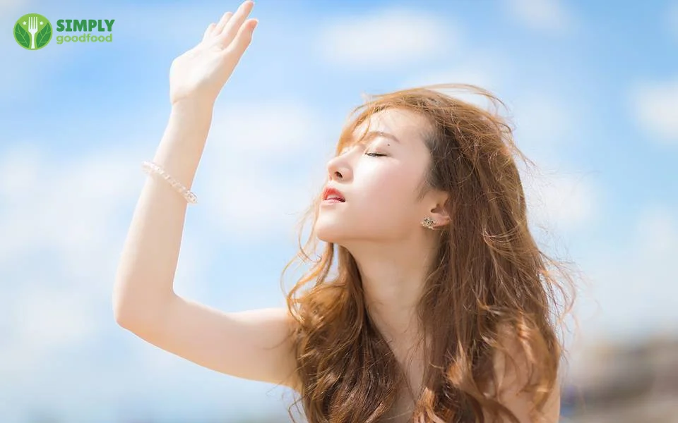 Phụ nữ đắp mặt nạ dưỡng da tại nhà, bí quyết da khỏe mùa dịch