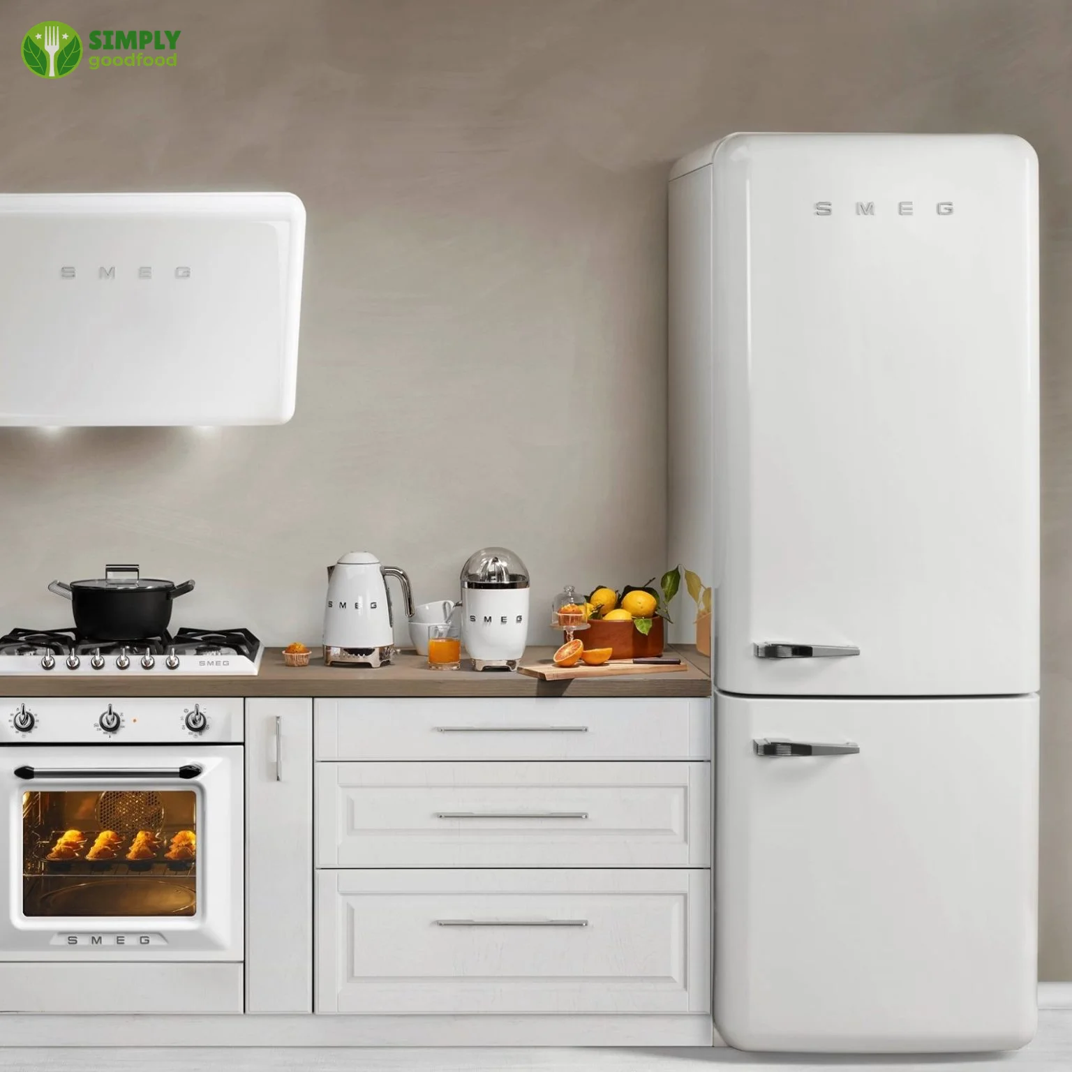 Tủ lạnh SMEG màu hồng kiểu retro, kích thước lớn, nổi bật trong bếp hiện đại.