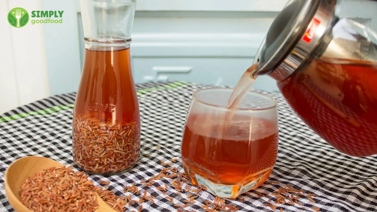 Ly trà thảo mộc xanh tươi, thức uống dân dã tốt cho sức khỏe và làm đẹp tự nhiên.