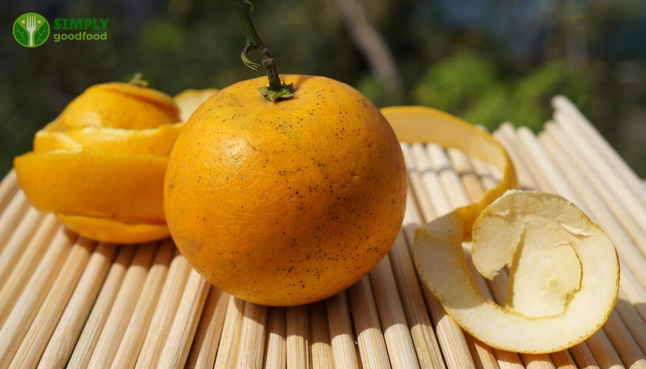 Phụ nữ chăm sóc da mặt tại nhà, dưỡng da mùa dịch an toàn