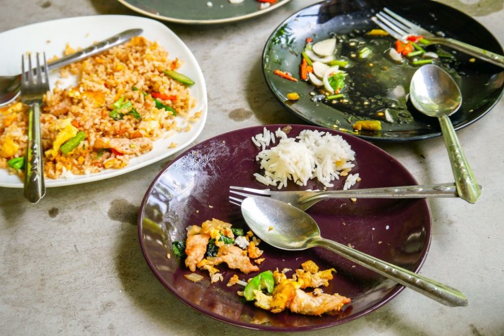 Đồ Ăn Thừa Để Qua Đêm: Nguy Cơ Ngộ Độc & Ung Thư